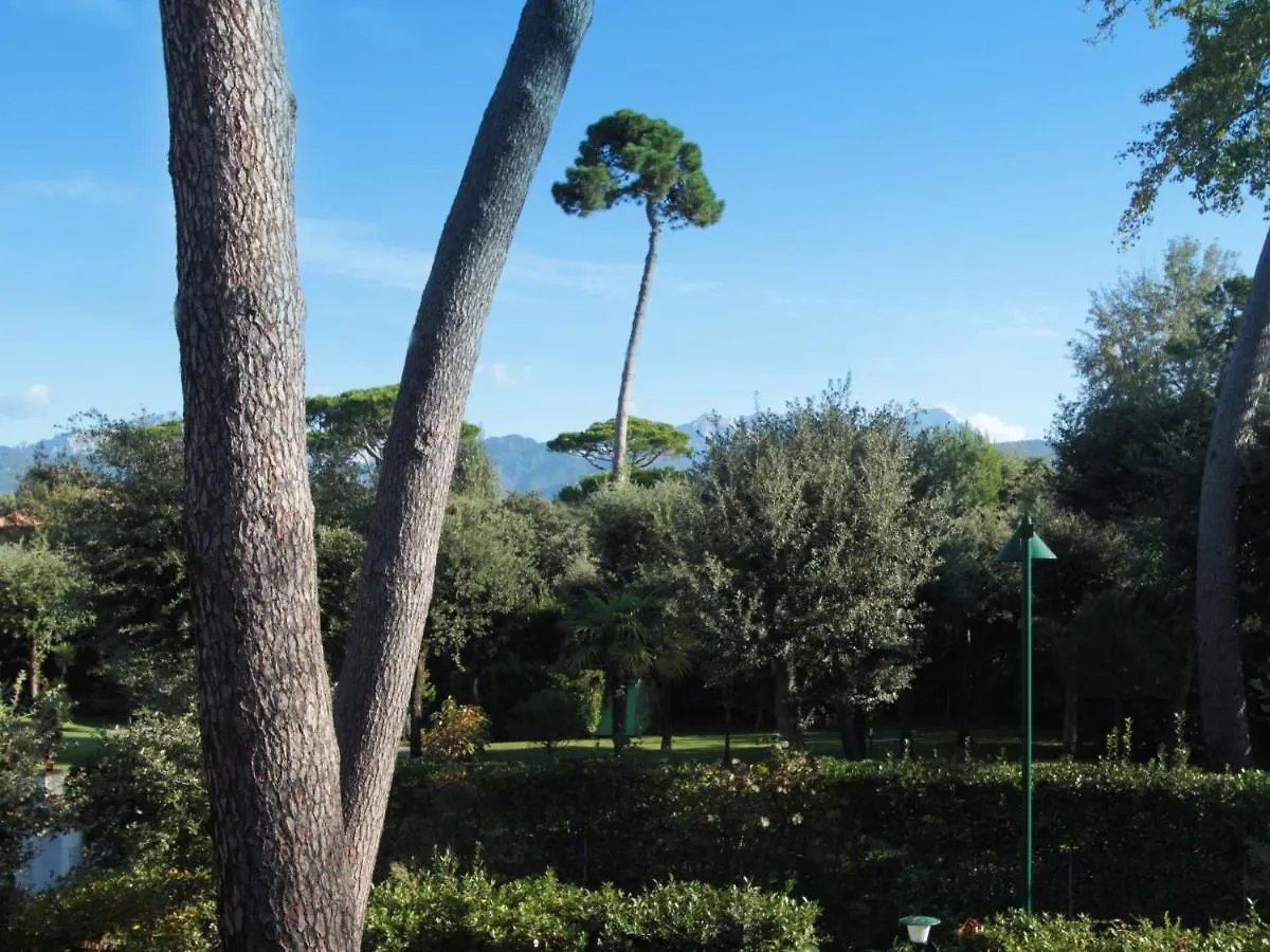 Locazione Turistica La Lupa Villa Forte dei Marmi Italy