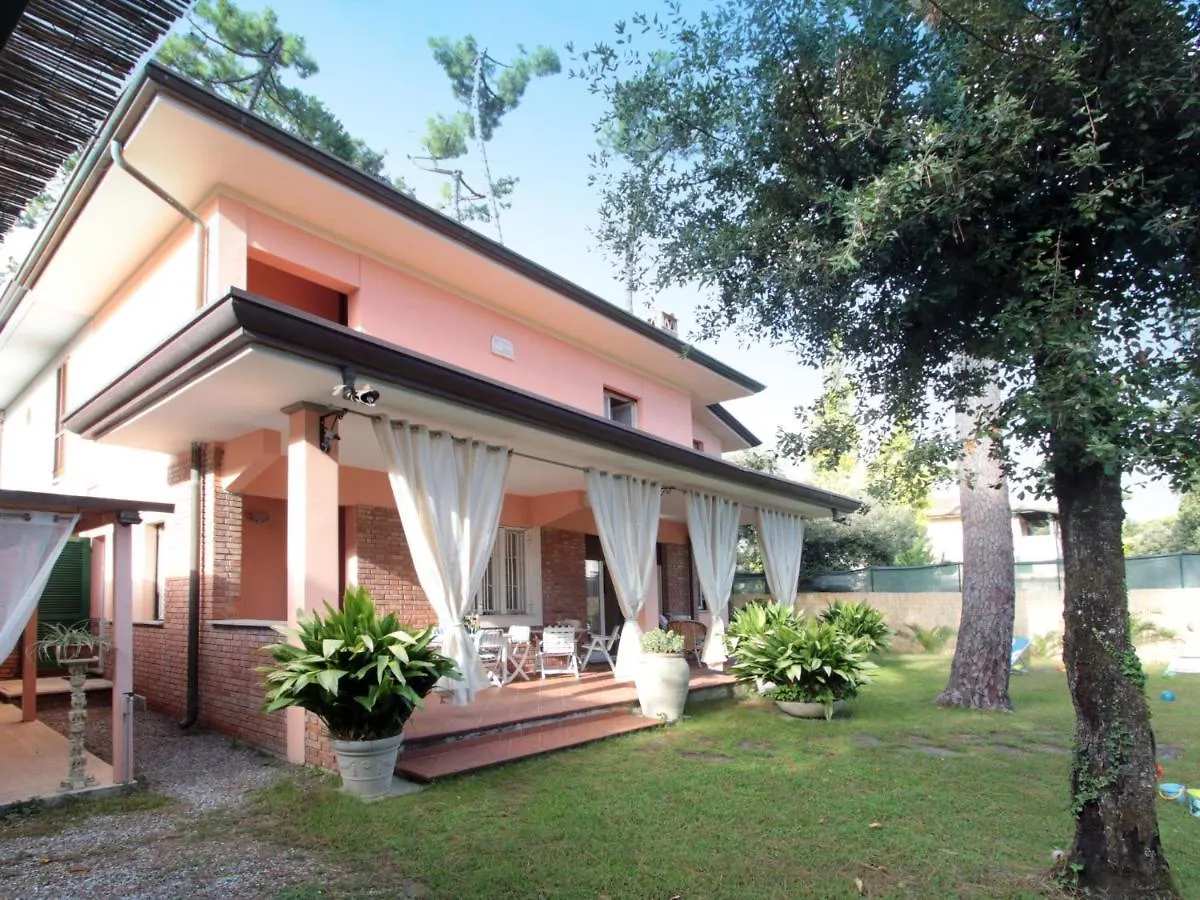 Locazione Turistica La Lupa Villa Forte dei Marmi Italy